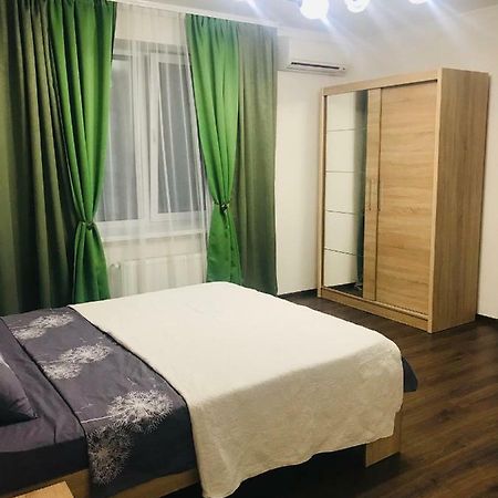 Naberezhna 10, Central Lutsk Apartment Luaran gambar