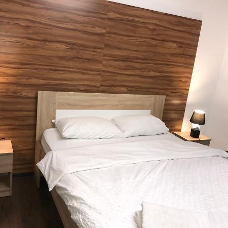 Naberezhna 10, Central Lutsk Apartment Luaran gambar