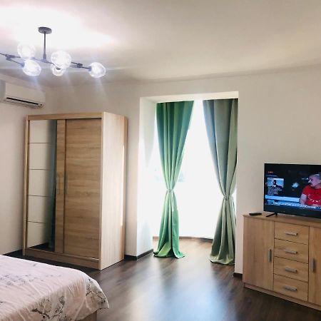 Naberezhna 10, Central Lutsk Apartment Luaran gambar