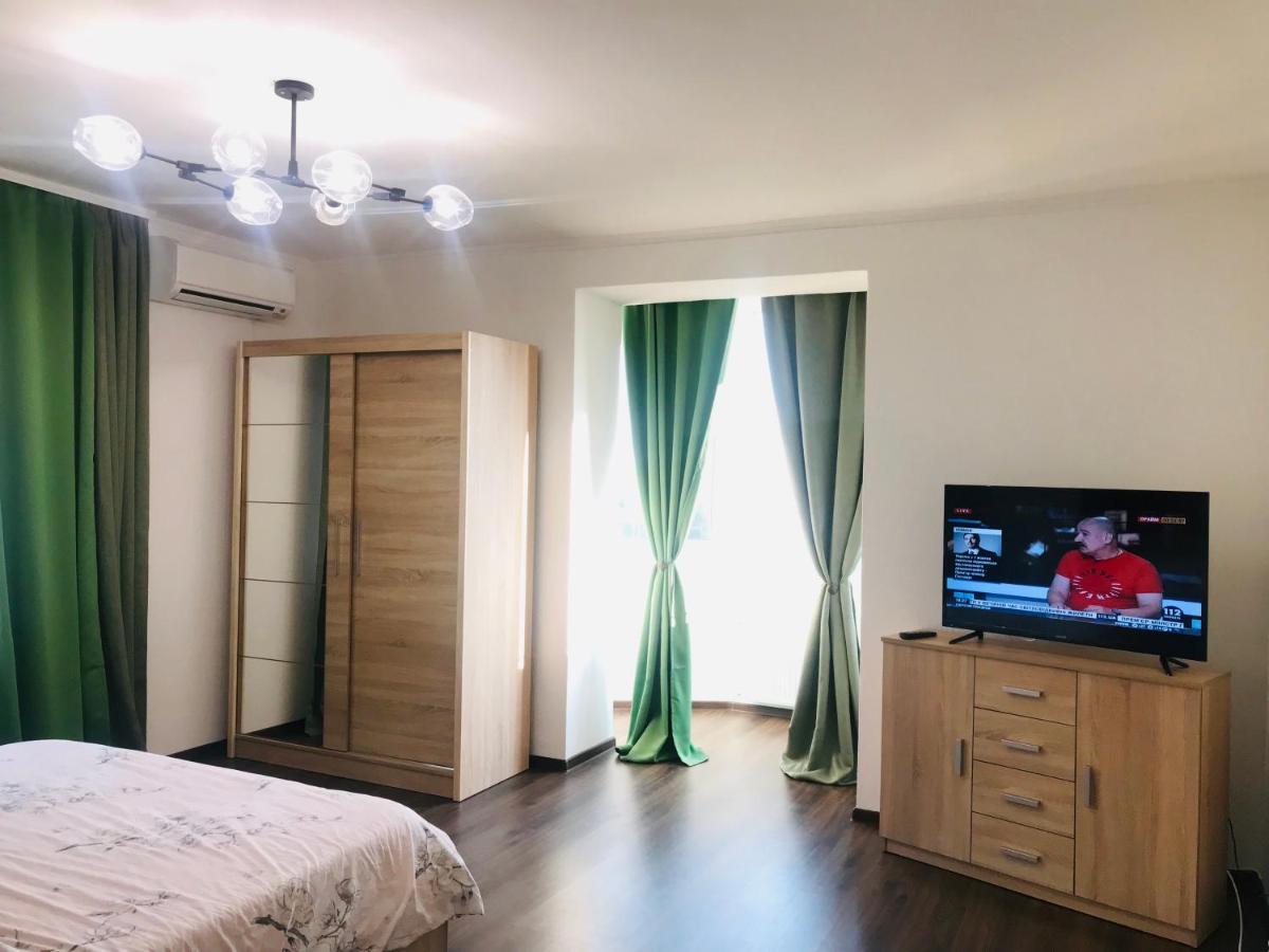 Naberezhna 10, Central Lutsk Apartment Luaran gambar